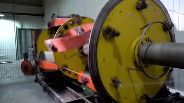 Produzione di filo di rame, cavo in bronzo in bobine in fabbrica. Apparecchiature per la produzione di cavi elettrici — Video Stock