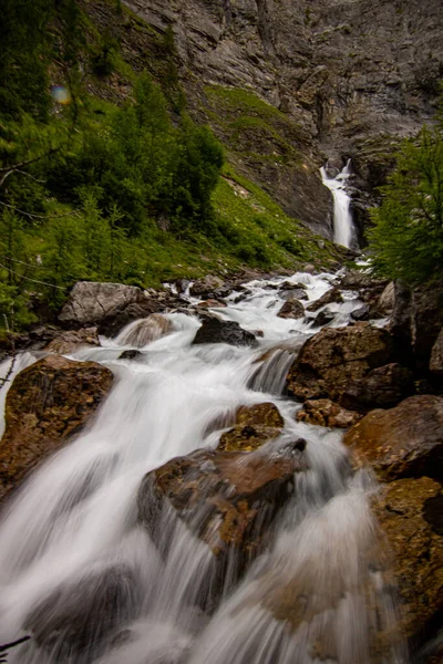 Små Vattenfall Strömma Grön Skog Lång Exponering Vatten Rörelse Switzerland — Stockfoto