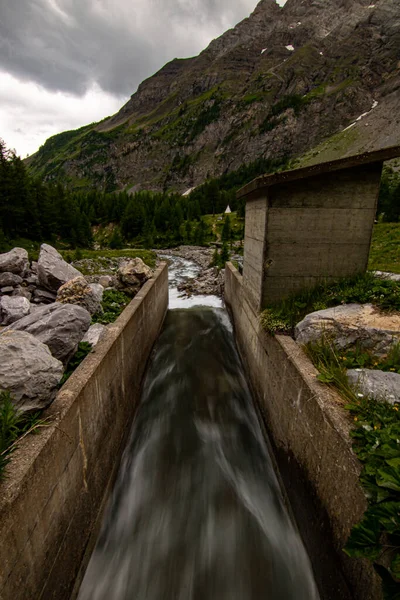 Små Vattenfall Strömma Grön Skog Lång Exponering Vatten Rörelse Switzerland — Stockfoto