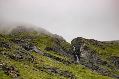 Bulutlu havada İsviçre doğası. İsviçre 'nin varış noktaları ve seyahat fikirleri