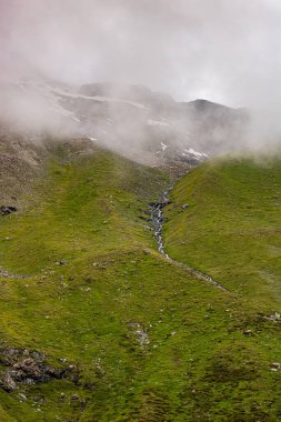 Bulutlu havada İsviçre doğası. İsviçre 'nin varış noktaları ve seyahat fikirleri