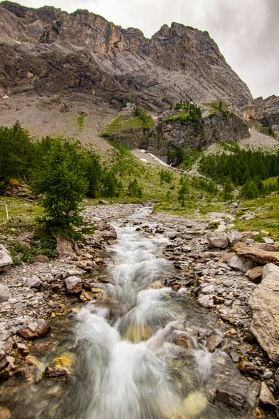 Kleine Wasserfälle fließen im grünen Wald in Langzeitbelichtung. Wasser in Bewegung - Schweizer Alpen — Stockfoto