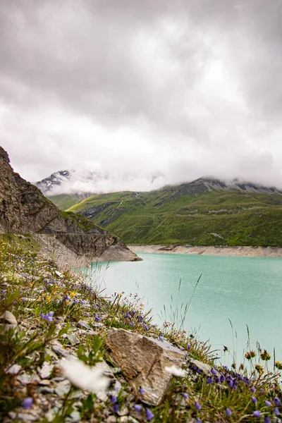 瑞士阿尔卑斯山湖穆里湖冰川的空中景观。在瑞士CH的Grimentz Vallis. — 图库照片