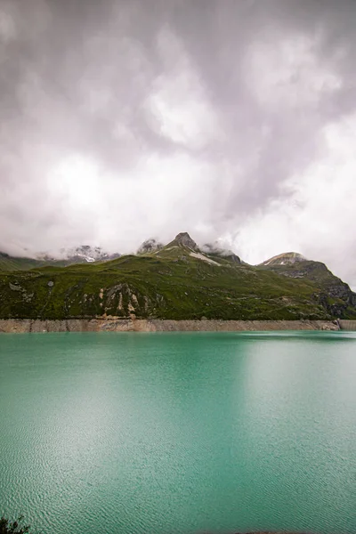 Luftaufnahme des Gletschersees am Lac de Moiry in den Schweizer Alpen. In Grimentz Vallis, CH Schweiz. — Stockfoto