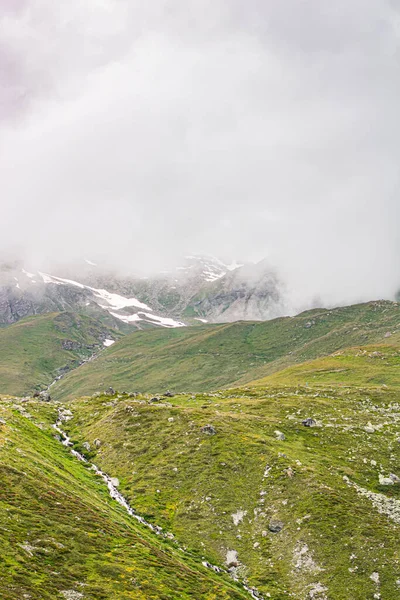 Schweizer Natur bei trübem Wetter. Schweizer Destinationen und Reiseidee — Stockfoto