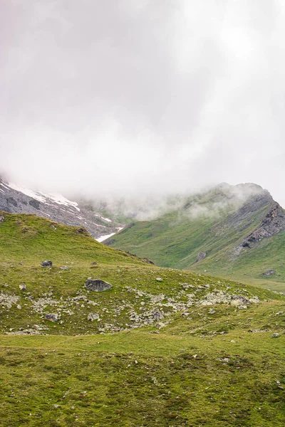 Schweizer Natur bei trübem Wetter. Schweizer Destinationen und Reiseidee — Stockfoto