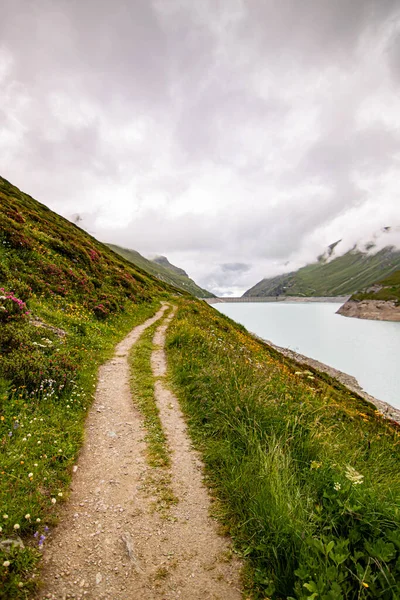 Légi kilátás gleccser tó Lac de Moiry a svájci Alpokban. Grimentz Vallis, CH Svájc. — Stock Fotó