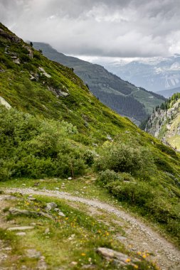 Bulutlu havada İsviçre doğası. İsviçre 'nin varış noktaları ve seyahat fikirleri