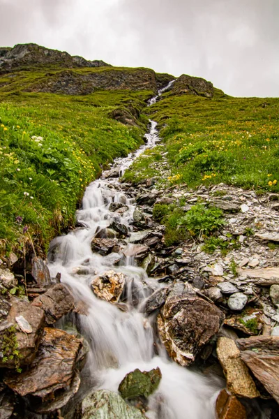 Gebirgsbach Der Schweiz Netto Blaues Wasser Den Schweizer Alpen Langzeitbelichtung — Stockfoto