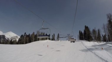 Ski lift üzerinde kayak pisti