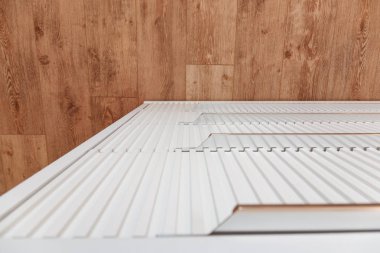 Ahşap zeminüzerinde beyaz komodin