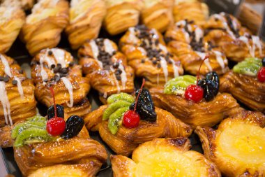 Kek ve ekmek satılan unlu tezgahın üzerinde.