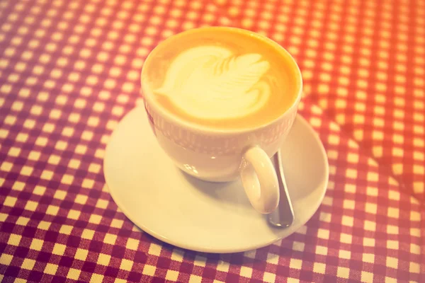 Latte sanat restoranda, vintage tarzı aydınlatma.