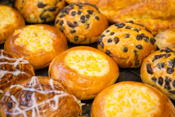 Kek ve ekmek satılan unlu tezgahın üzerinde.