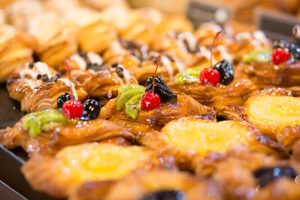 Kek ve ekmek satılan unlu tezgahın üzerinde.