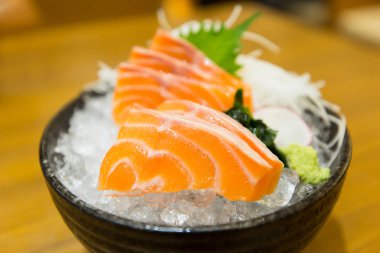Wasabi ile siyah kase buz somon balığı ve sebze, Japon restoran slayt.