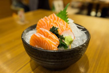 Wasabi ile siyah kase buz somon balığı ve sebze, Japon restoran slayt.