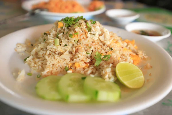 Krabben Gebratener Reis Auf Weißem Teller Thailändischer Art — Stockfoto