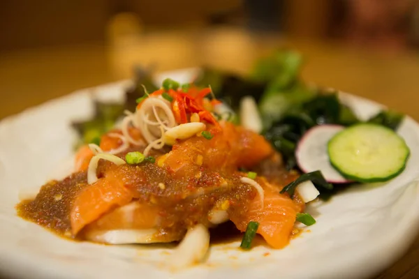 Salada Salmão Picante Chamada Yum Salmon Restaurante Japonês — Fotografia de Stock