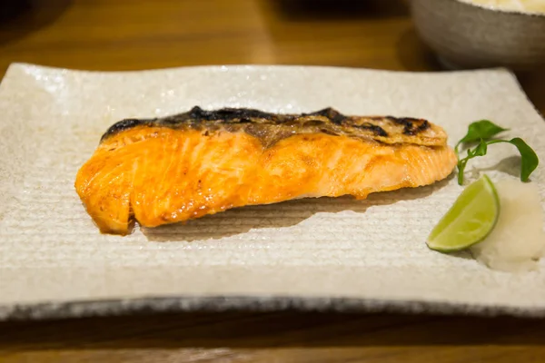 Somon Gratar Sare Farfurie Restaurant Japonez — Fotografie, imagine de stoc