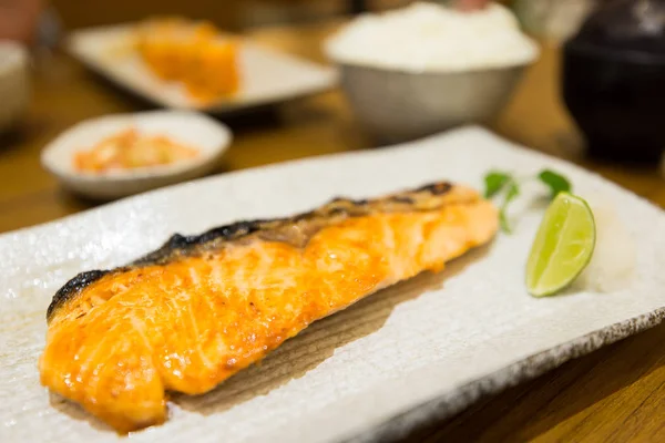 Salmão Grelhado Com Sal Prato Restaurante Japonês — Fotografia de Stock