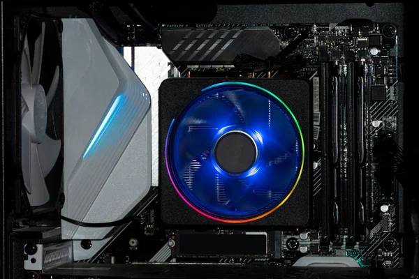 Kylare för processor med neonljus. LED-ljus, CPU-kylare. Stockfoto