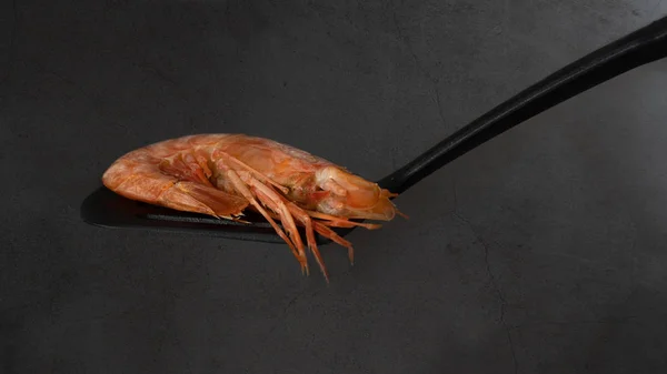 Taş tabakta akşam yemeği için jumbo karides güzel bir seçim. Metin için yer.