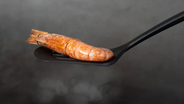 Taş tabakta akşam yemeği için jumbo karides güzel bir seçim. Metin için yer.