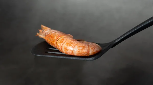 Taş tabakta akşam yemeği için jumbo karides güzel bir seçim. Metin için yer.