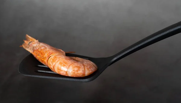 Taş tabakta akşam yemeği için jumbo karides güzel bir seçim. Metin için yer.