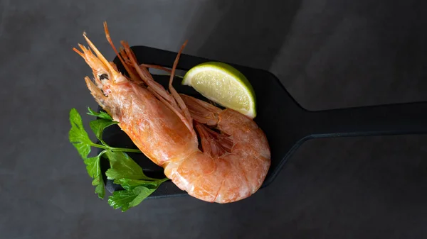 Limon ve maydanoz ile jumbo karides Ince seçim.