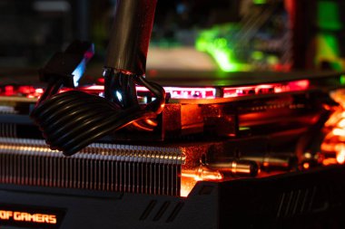 Kiev, Ukrayna - 16 Ağustos 2019: Amd Ryzen Cpu'nun anakartta yakın çekimi. Amd tarafından 2019 yılında piyasaya sürülen yüksek performanslı bir mikroişlemcidir..