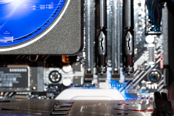 Kiev, Ukrayna - 16 Ağustos 2019: Amd Ryzen Cpu'nun anakartta yakın çekimi. Amd tarafından 2019 yılında piyasaya sürülen yüksek performanslı bir mikroişlemcidir..