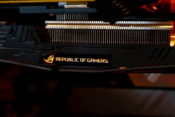 Kiev, Ukrayna - 16 Ağustos 2019: Amd Ryzen Cpu'nun anakartta yakın çekimi. Amd tarafından 2019 yılında piyasaya sürülen yüksek performanslı bir mikroişlemcidir..