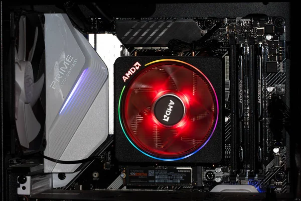 Kiev, Ukrayna - 16 Ağustos 2019: Amd Ryzen Cpu'nun anakartta yakın çekimi. Amd tarafından 2019 yılında piyasaya sürülen yüksek performanslı bir mikroişlemcidir..