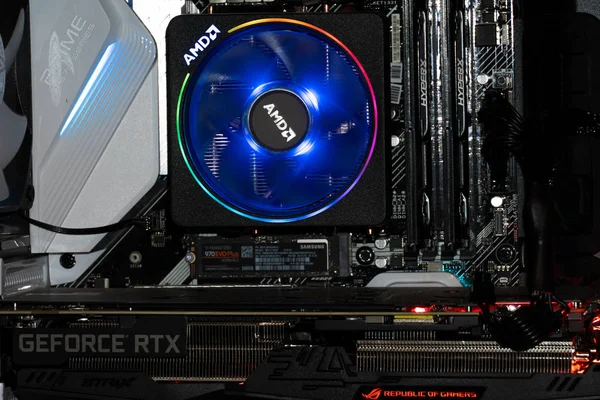 Kiev, Ukrayna - 16 Ağustos 2019: Amd Ryzen Cpu'nun anakartta yakın çekimi. Amd tarafından 2019 yılında piyasaya sürülen yüksek performanslı bir mikroişlemcidir..