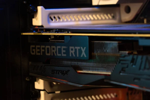 Kiev, Ukrayna - 16 Ağustos 2019: Amd Ryzen Cpu'nun anakartta yakın çekimi. Amd tarafından 2019 yılında piyasaya sürülen yüksek performanslı bir mikroişlemcidir..