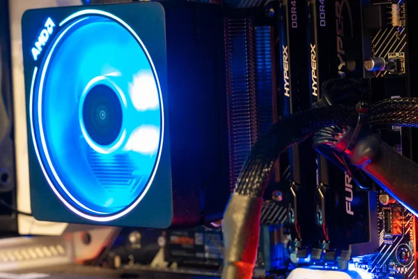 Kiev, Ukrayna - 16 Ağustos 2019: Amd Ryzen Cpu'nun anakartta yakın çekimi. Amd tarafından 2019 yılında piyasaya sürülen yüksek performanslı bir mikroişlemcidir..