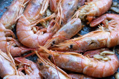 Limonlu ve tavada sarımsaklı kızarmış gambonlar.