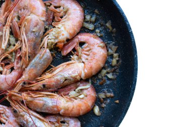 Limonlu ve tavada sarımsaklı kızarmış gambonlar.