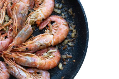 Limonlu ve tavada sarımsaklı kızarmış gambonlar.