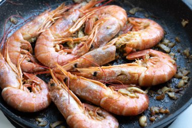 Limonlu ve tavada sarımsaklı kızarmış gambonlar.