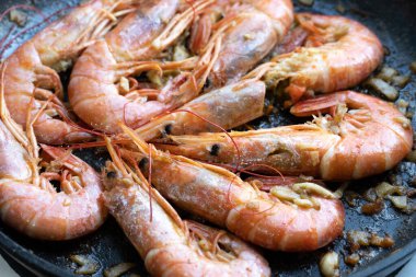 Limonlu ve tavada sarımsaklı kızarmış gambonlar.