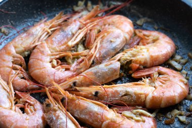 Limonlu ve tavada sarımsaklı kızarmış gambonlar.