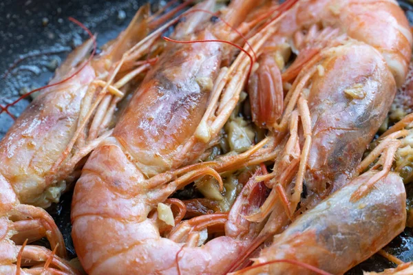 Limonlu ve tavada sarımsaklı kızarmış gambonlar.