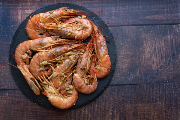 Ahşap zemin üzerinde limonlu ve sarımsaklı kızarmış gambonlar.