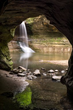 Art arda sıralı doğru bir mağara içinde bir bakıyorum uzun pozlama düşüyor. Matthiessen Devlet Parkı, Illinois, ABD.