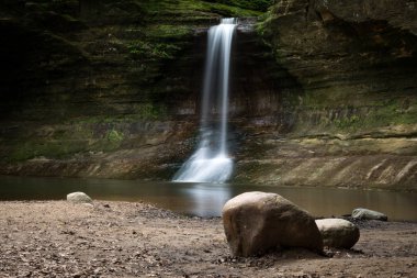 Art arda sıralı uzun pozlama alt Dells düşüyor. Matthiessen Devlet Parkı, Illinois, ABD.