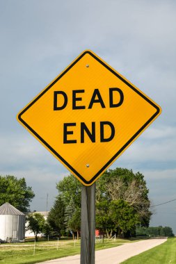 Çıkmaz yol işareti kırsal Illinois öğleden sonra ışıkta parlayan.