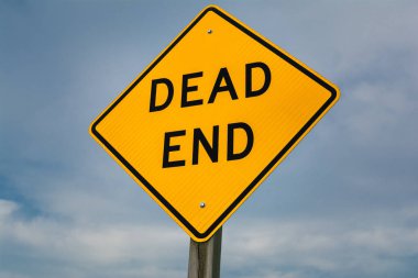 Çıkmaz yol işareti kırsal Illinois öğleden sonra ışıkta parlayan.